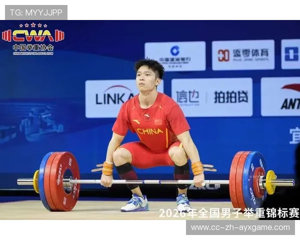 举重训练营与高校共建科研实训平台培养教练人才，举重队训练视频